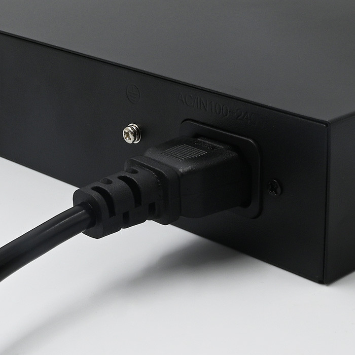 Qoltec unmanaged FE PoE switch, 4*RJ45 PoE (65W budget), 2*RJ45 uplink 10/100Mb/s